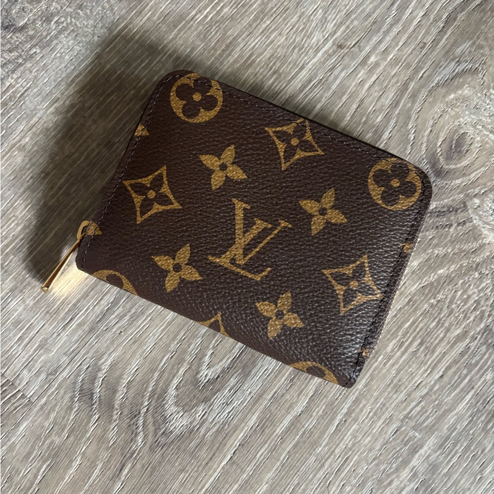 Louis Vuitton zippy coin purse
